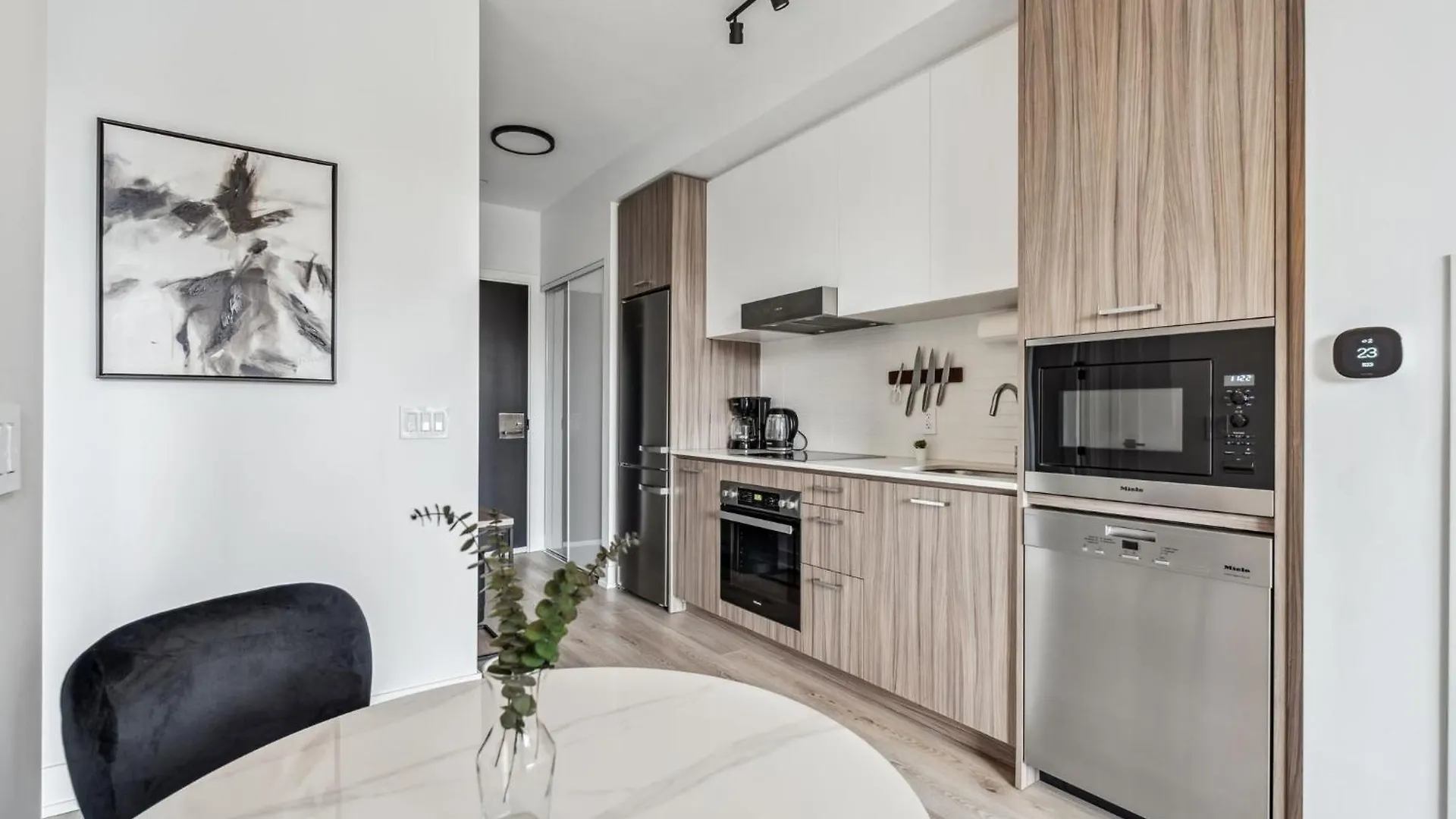Designer Yonge & Eglinton Gem, Parking, 65 Tv Daire Toronto Kanada