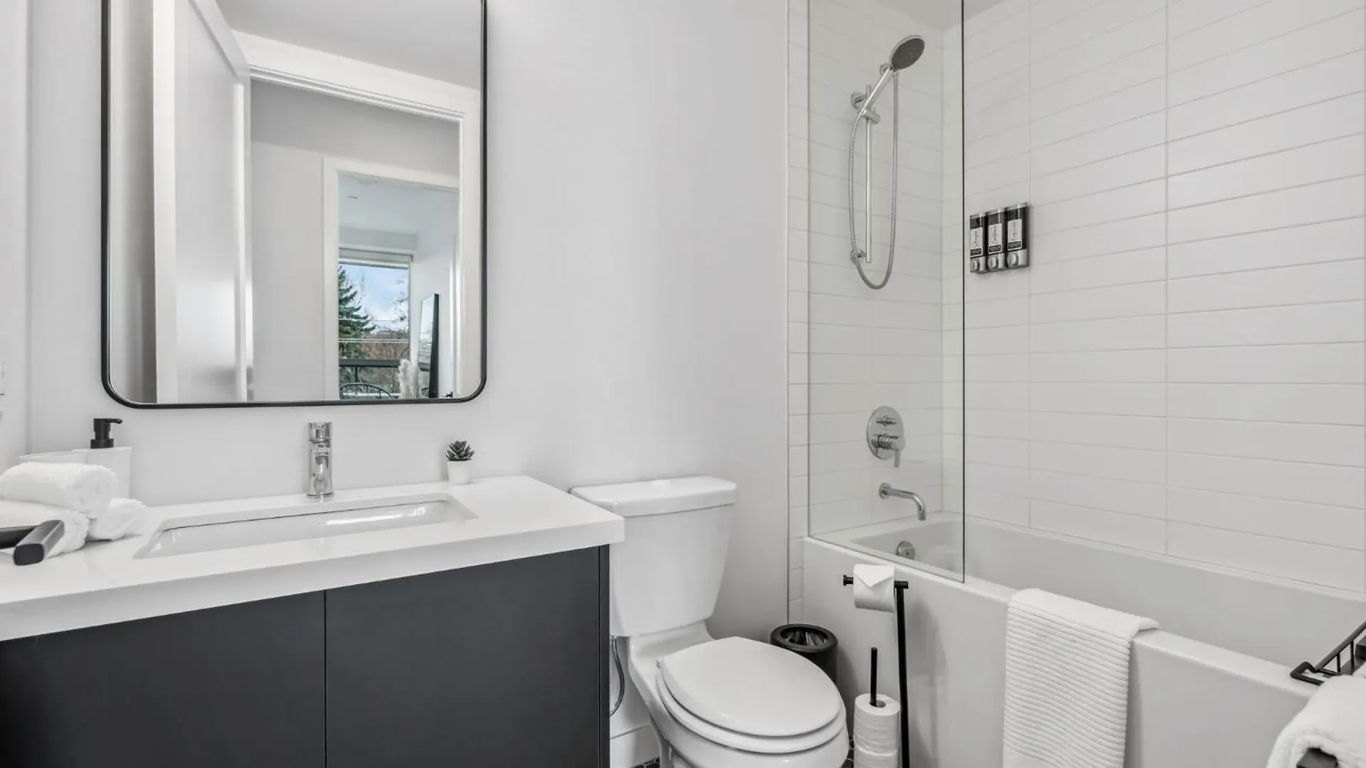 Designer Yonge & Eglinton Gem, Parking, 65 Tv Daire Toronto Kanada