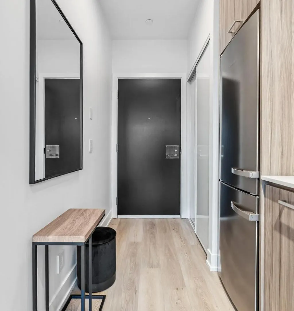 Designer Yonge & Eglinton Gem, Parking, 65 Tv Daire Toronto
