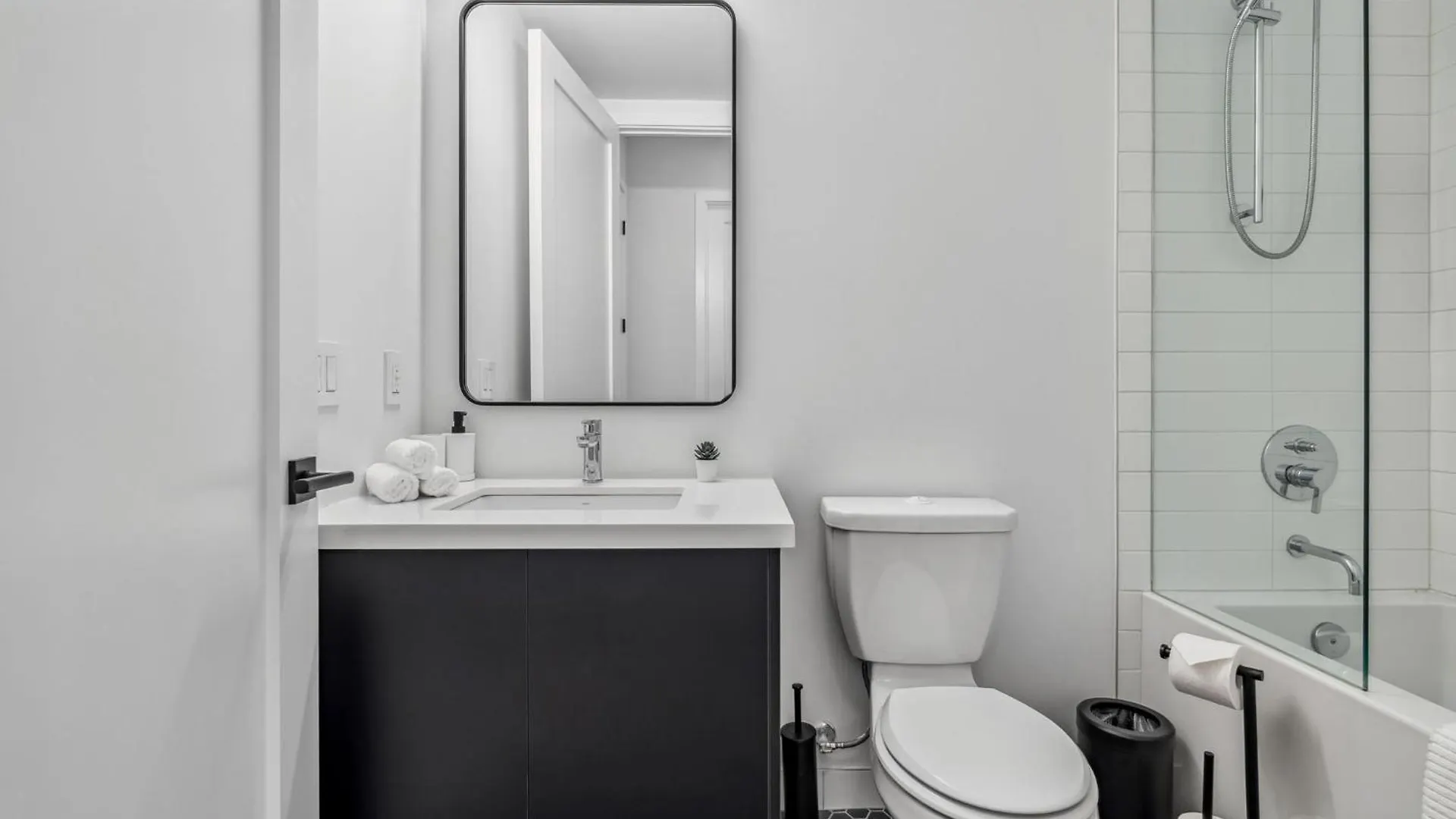 Designer Yonge & Eglinton Gem, Parking, 65 Tv Daire Toronto