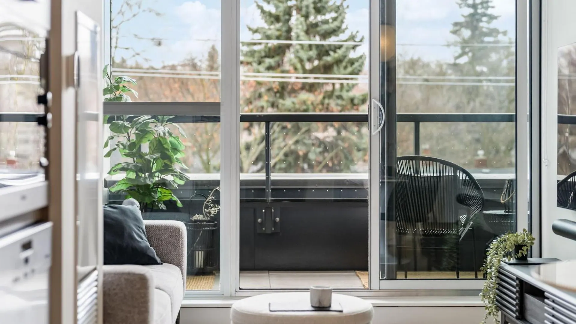 Designer Yonge & Eglinton Gem, Parking, 65 Tv Daire Toronto