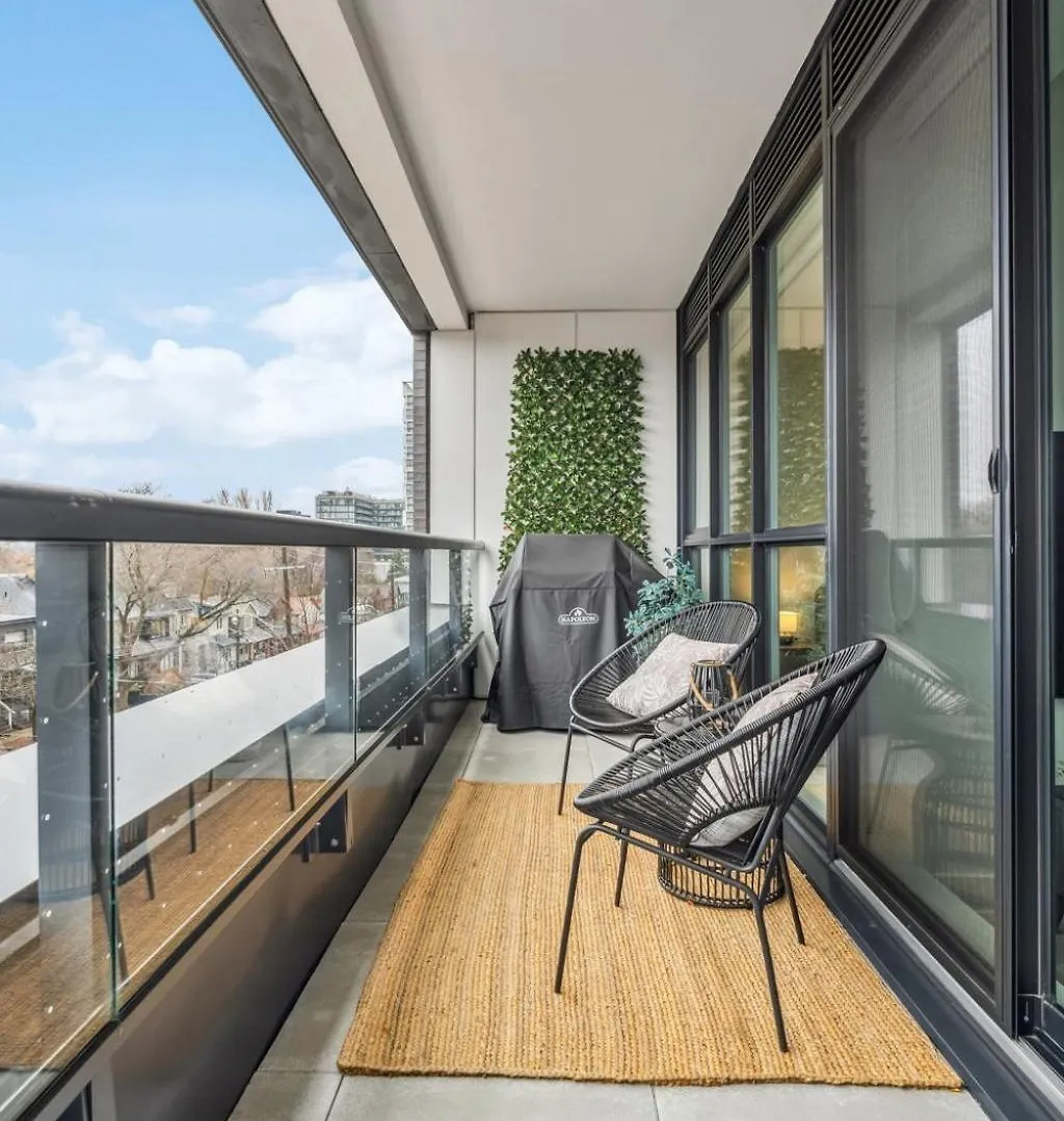 Designer Yonge & Eglinton Gem, Parking, 65 Tv Daire Toronto